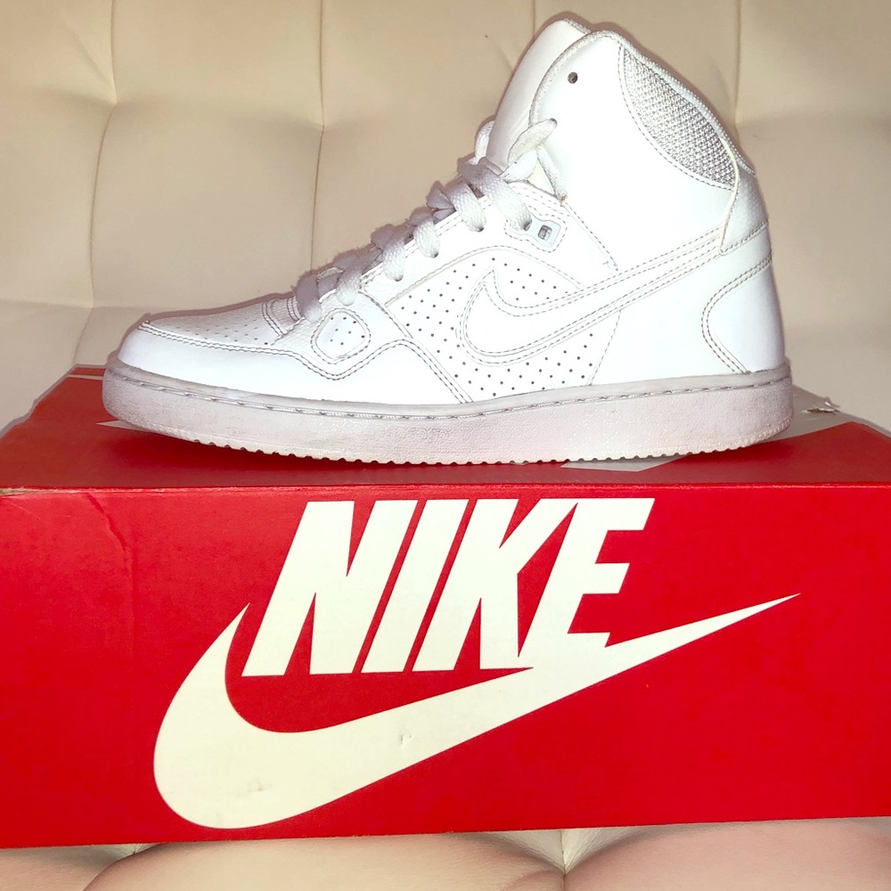 Woman’s  Son of Force Mid size 8